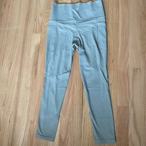 SOLD Athleta salutation stash 7/8 leggings small